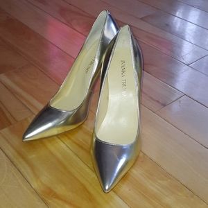 Beautiful gold pumps!!!!